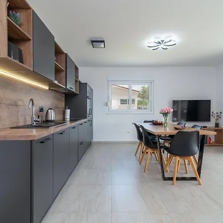 Vikendica Ria With Heated Pool By Interhome *
