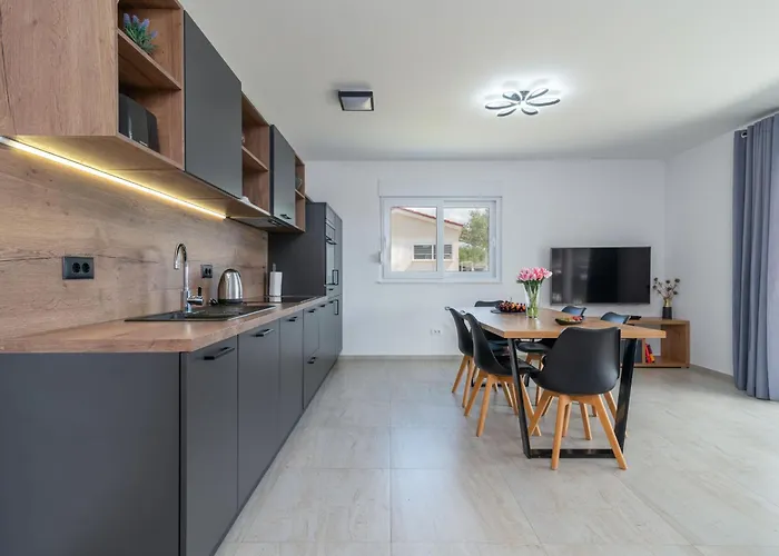 度假居 Ria With Heated Pool By Interhome *